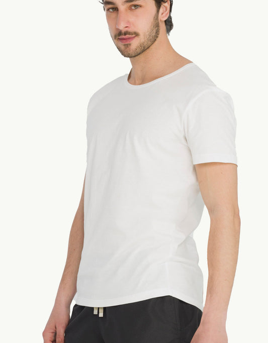 Explore sustainable fashion for men with our essential Unku Blanc T-shirt in white. Crafted for everyday luxury, our tees offer unmatched softness and all-day comfort. Stay cool in our breathable organic cotton tees, made from 100% organic cotton for sustainability and skin-friendly wear