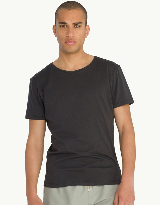Explore sustainable fashion for men with our essential Unku Negro T-shirt in black. Crafted for everyday luxury, our tees offer unmatched softness and all-day comfort. Stay cool in our breathable organic cotton tees, made from 100% organic cotton for eco-conscious and skin-friendly wear.
