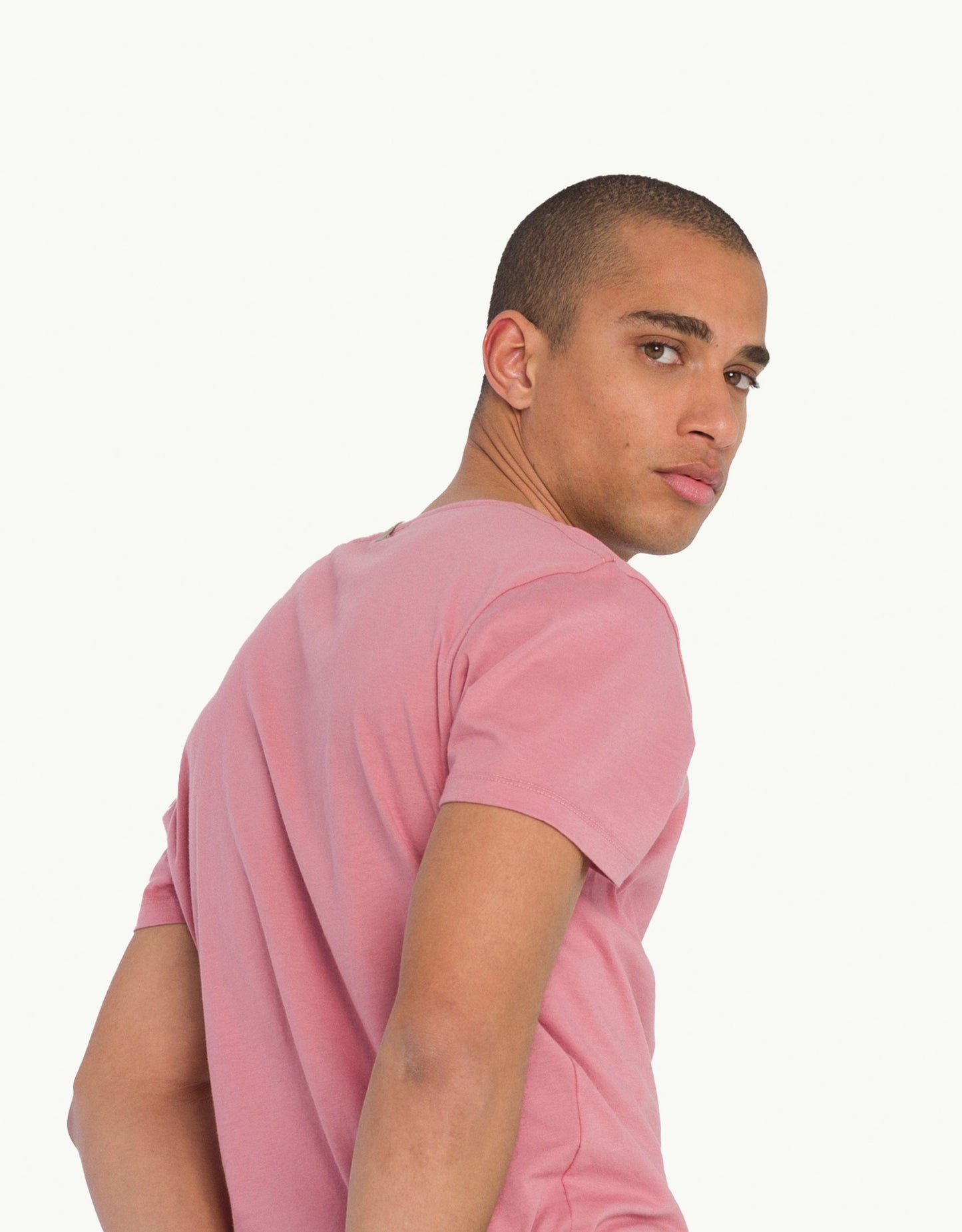 Explore sustainable fashion for men with our essential Unku Darinka T-shirt in pink. Crafted for everyday luxury, our tees offer unmatched softness and all-day comfort. Stay cool in our breathable organic cotton tees, made from 100% organic cotton for sustainability and skin-friendly wear.