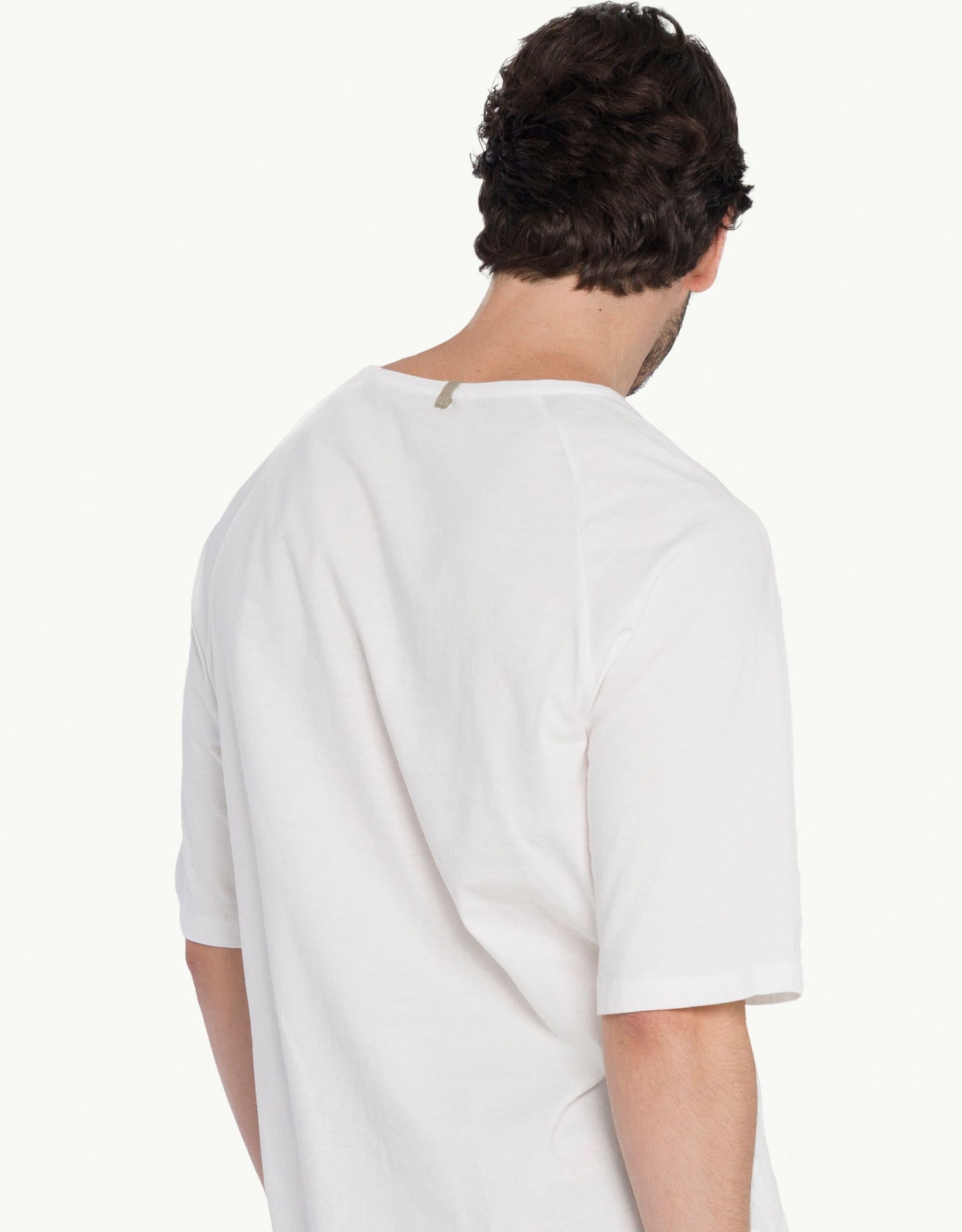 Discover sustainable fashion for men with our polo t-shirt Blanc T-shati in white color. Crafted for everyday luxury, our tees provide unmatched softness and all-day comfort. Stay cool in our breathable organic cotton tees for men, made from 100% organic cotton to champion sustainability and skin-friendly choices.