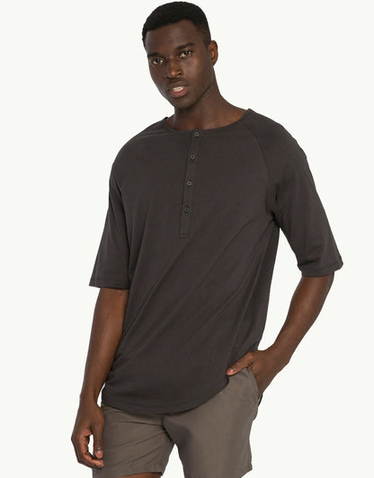 Discover sustainable fashion for men with our Negro T-shati. Half-sleeve polo t-shirt in black color. Crafted for everyday luxury, our tees provide unmatched softness and all-day comfort. Stay cool in our breathable organic cotton tees for men, made from 100% organic cotton to champion sustainability and skin-friendly choices.