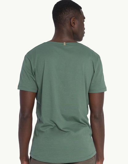 Explore sustainable fashion for men with our essential Unku Jungle T-shirt in green. Crafted for everyday luxury, our tees offer unmatched softness and all-day comfort. Stay cool in our breathable organic cotton tees, made from 100% organic cotton for eco-conscious and skin-friendly wear.